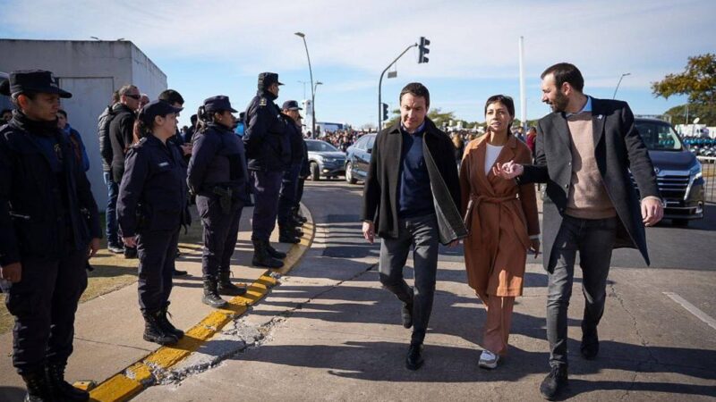 MAYRA PARTICIPÓ JUNTO AL GOBERNADOR KICILLOF DEL JURAMENTO DE FIDELIDAD A LA BANDERA NACIONAL DE CADETES DE LA POLICÍA DE LA PROVINCIA