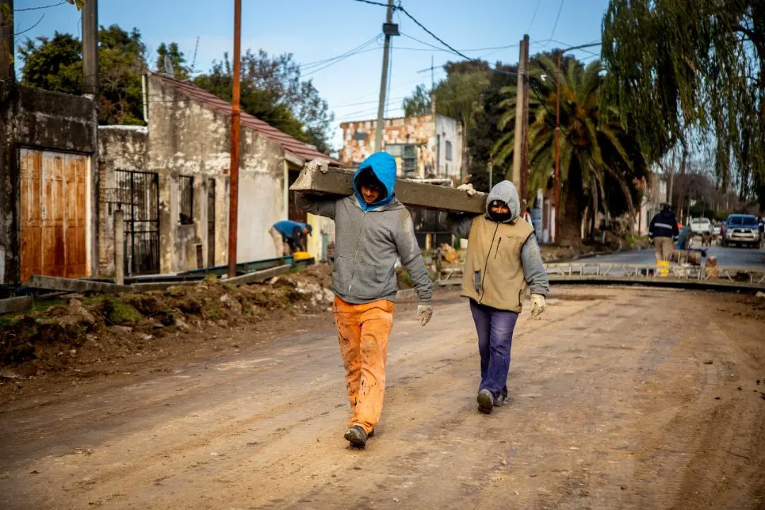 AVANZAN LAS OBRAS DE REPAVIMENTACIÓN Y RECONSTRUCCIÓN DE CORDÓN CUNETA EN EZPELETA ESTE Y SAN FRANCISCO SOLANO