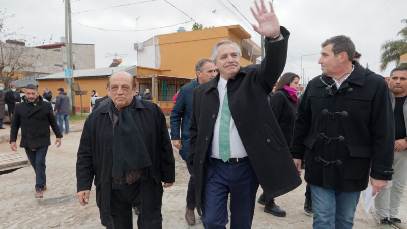 BERAZATEGUI: ALBERTO FERNÁNDEZ VISITÓ LA REPAVIMENTACIÓN DE LA AVENIDA 7