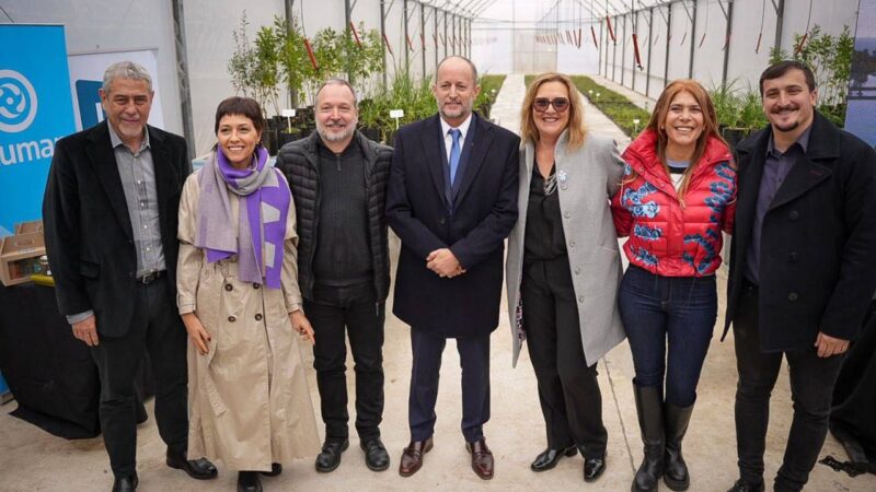 MAYRA JUNTO A FERRARESI E INSAURRALDE, EN EL ACTO DE INAUGURACIÓN DEL INVERNADERO DE LA CEAMSE