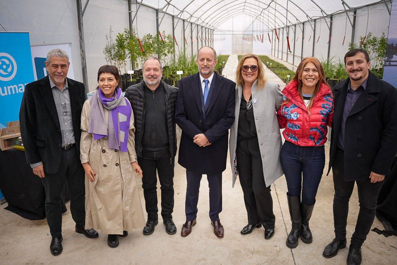 MAYRA JUNTO A FERRARESI E INSAURRALDE, EN EL ACTO DE INAUGURACIÓN DEL INVERNADERO DE LA CEAMSE