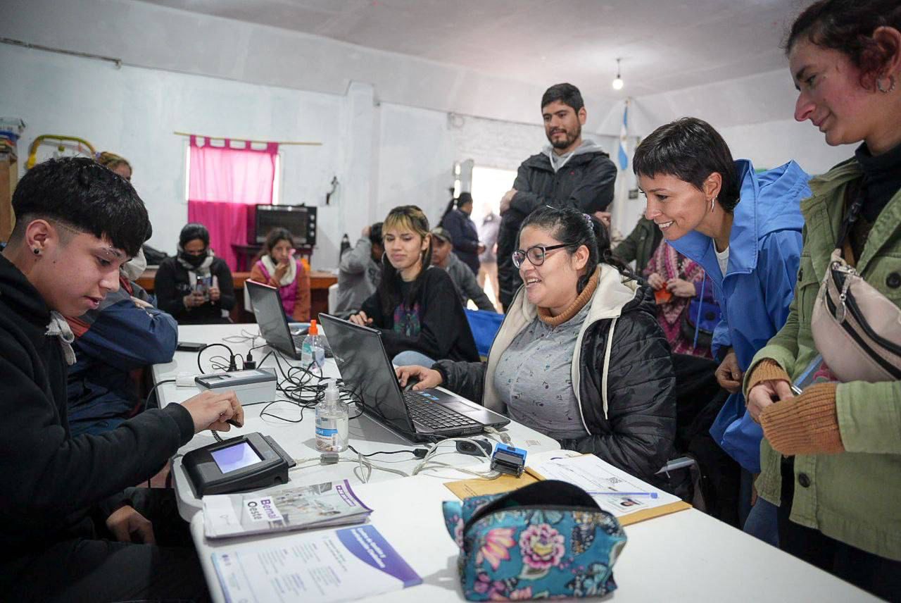 MAYRA PARTICIPÓ DE UN NUEVO QUILMES CERCA + MERCADOS BONAERENSES Y ENTREGÓ JUBILACIONES