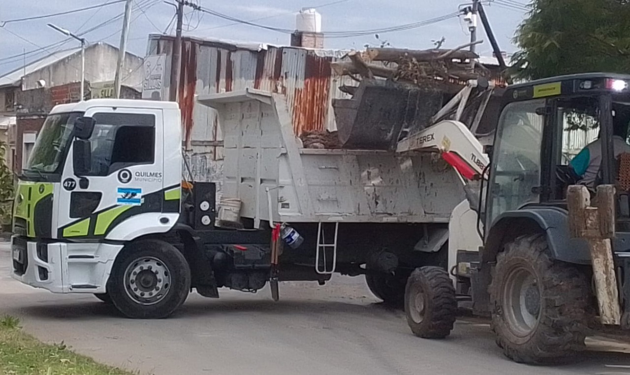 EL MUNICIPIO CONTINÚA CON LOS INTENSOS TRABAJOS DE BACHEO Y MANTENIMIENTO DE ESPACIOS PÚBLICOS EN TODOS LOS BARRIOS DEL DISTRITO