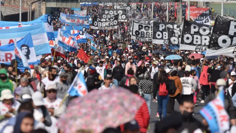 Piqueteros marchan a Plaza de Mayo en demanda de asistencia económica