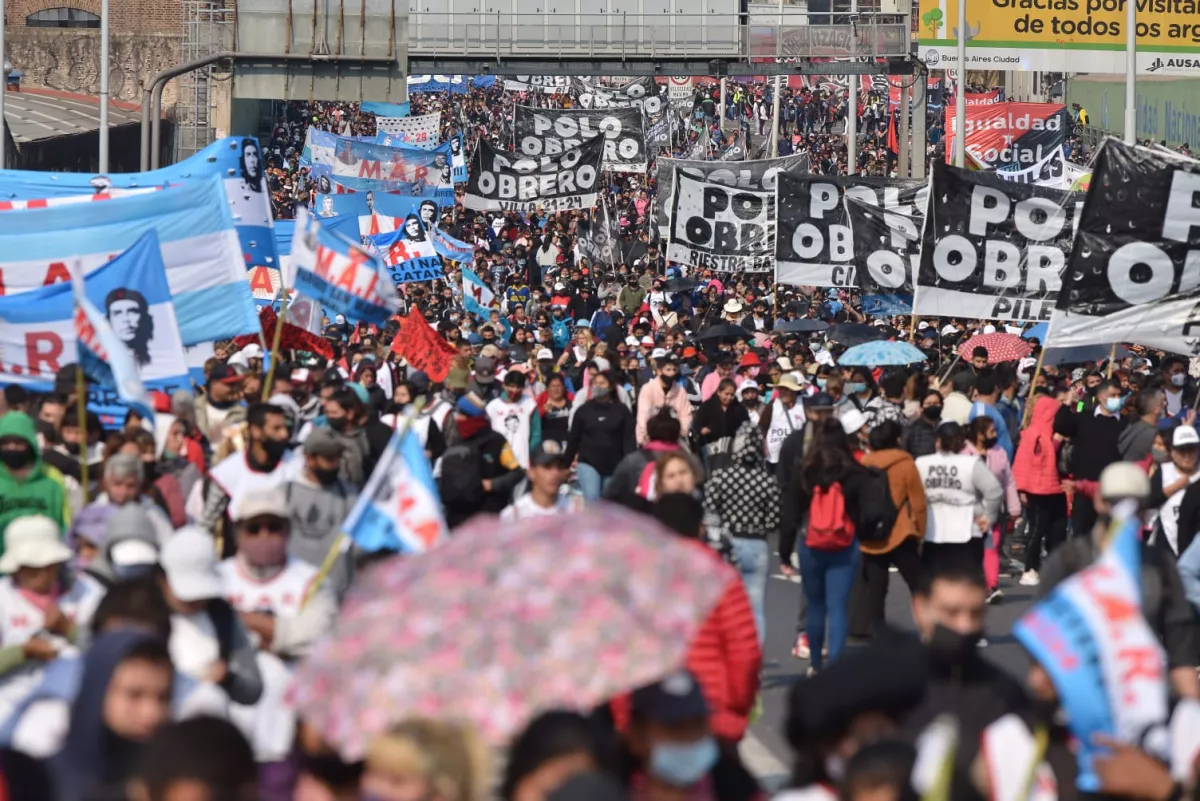 Piqueteros marchan a Plaza de Mayo en demanda de asistencia económica