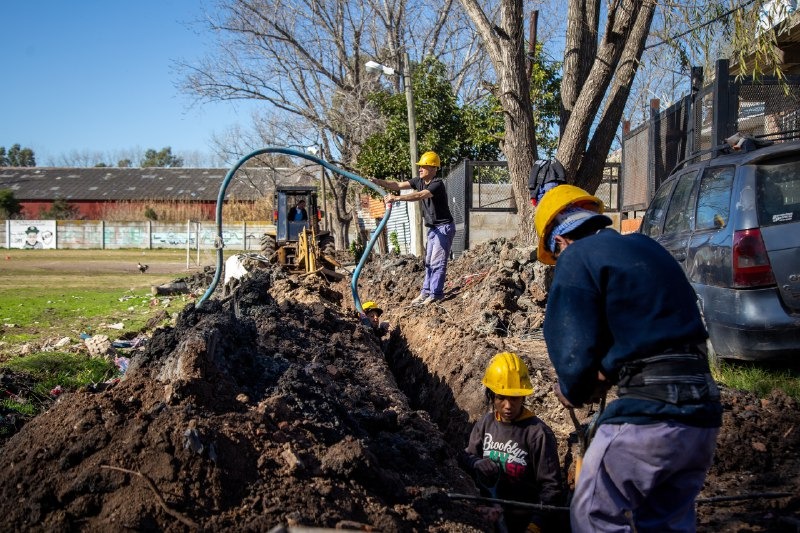 AVANZAN LAS OBRAS DE AGUA Y CLOACAS EN LOS BARRIOS LA PAZ, AZUL Y ROÑA BEKERMAN