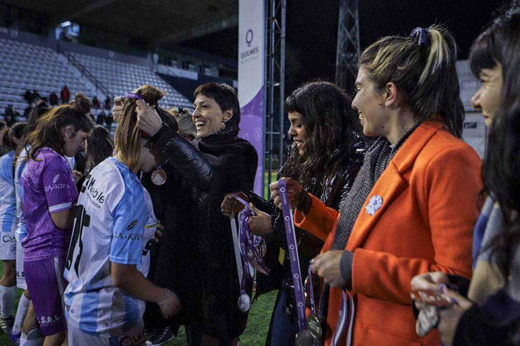 MAYRA ESTUVO PRESENTE EN LA “COPA CIUDAD DE QUILMES” EN EL CLÁSICO ENTRE LAS Y LOS CERVECEROS Y MATES