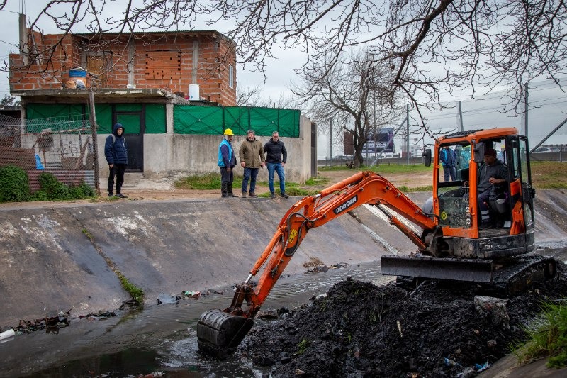 IMPORTANTE OPERATIVO DE LIMPIEZA EN EL ARROYO MONTEAGUDO DEL BARRIO EL MONTE-MATADERO