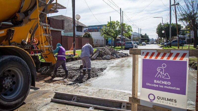 CONTINÚAN LOS INTENSOS TRABAJOS DE BACHEO EN HORMIGÓN Y CARPETA ASFÁLTICA EN QUILMES CENTRO Y EN LOS BARRIOS