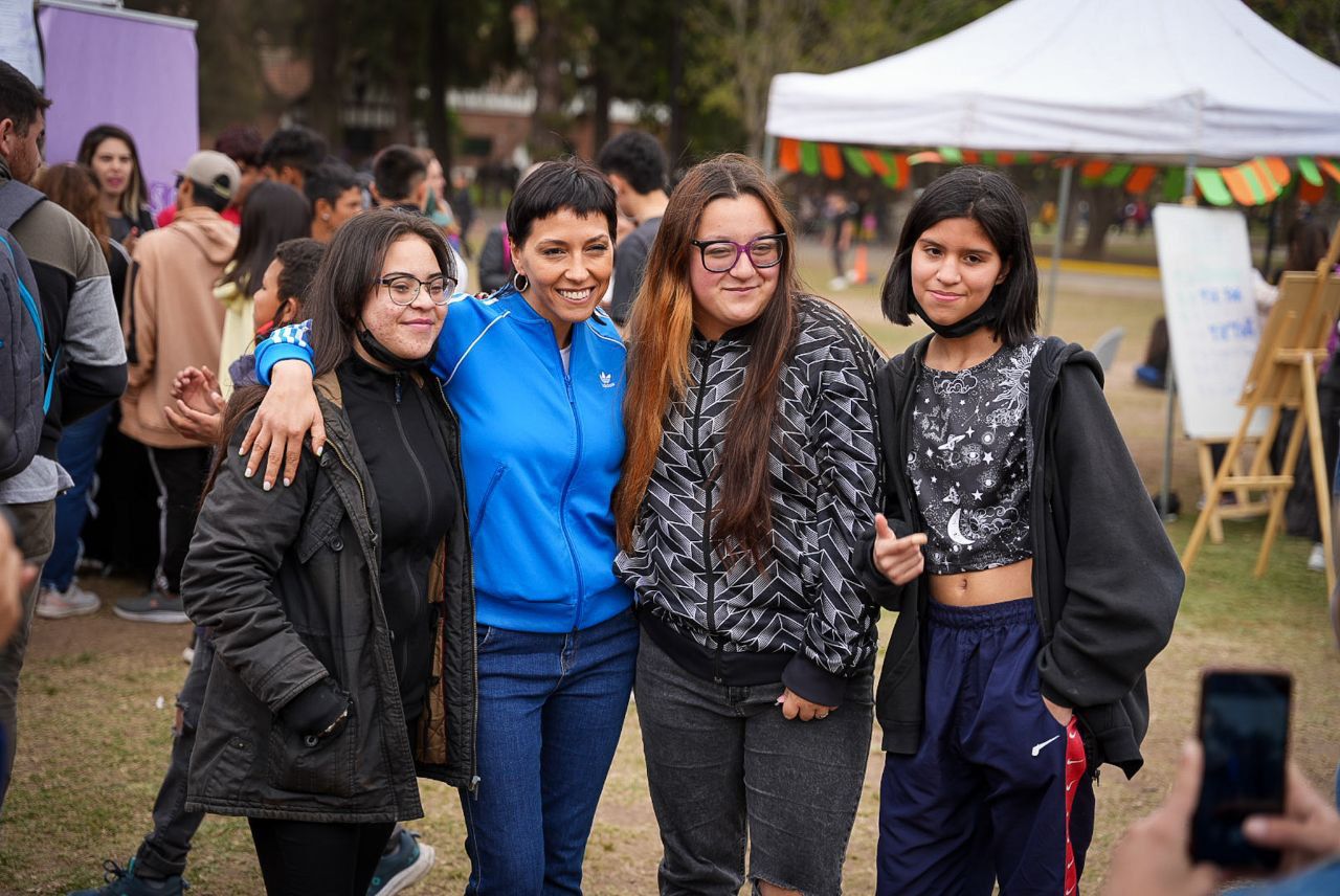 MAYRA ACOMPAÑÓ A LOS JÓVENES QUE FESTEJARON EL DÍA DEL ESTUDIANTE EN EL MUSEO DEL TRANSPORTE