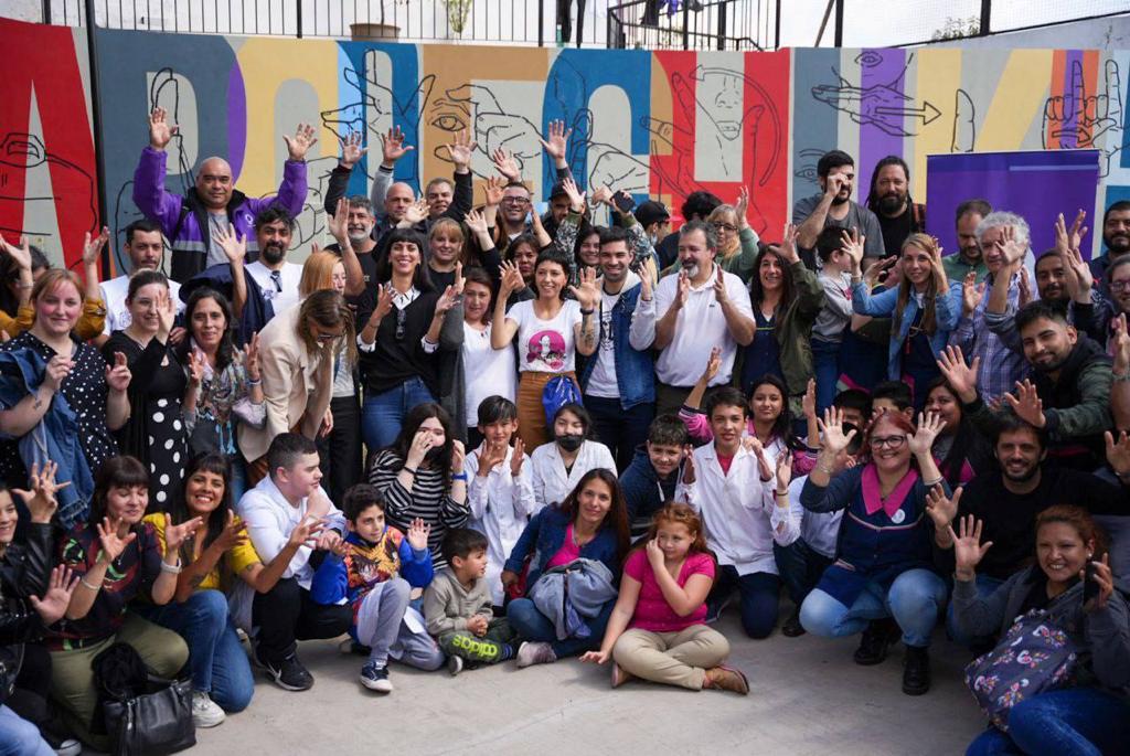 MAYRA INAUGURÓ UN MURAL INCLUSIVO DE LENGUAJE DE SEÑAS EN LA PLAZA ALBERDI