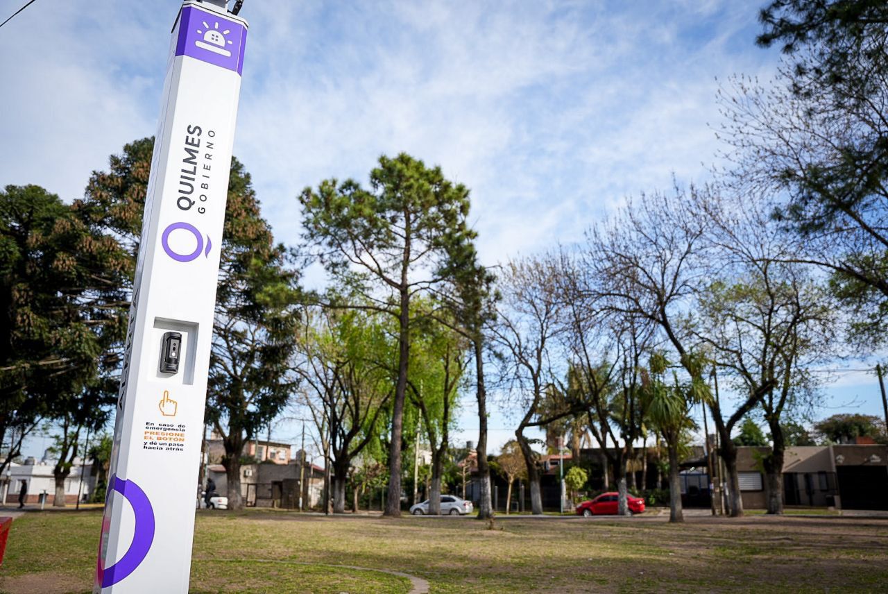 EL MUNICIPIO DE QUILMES INAUGURÓ UN NUEVO TÓTEM DE SEGURIDAD EN LA PLAZA ISLAS MALVINAS DE VILLA LA FLORIDA