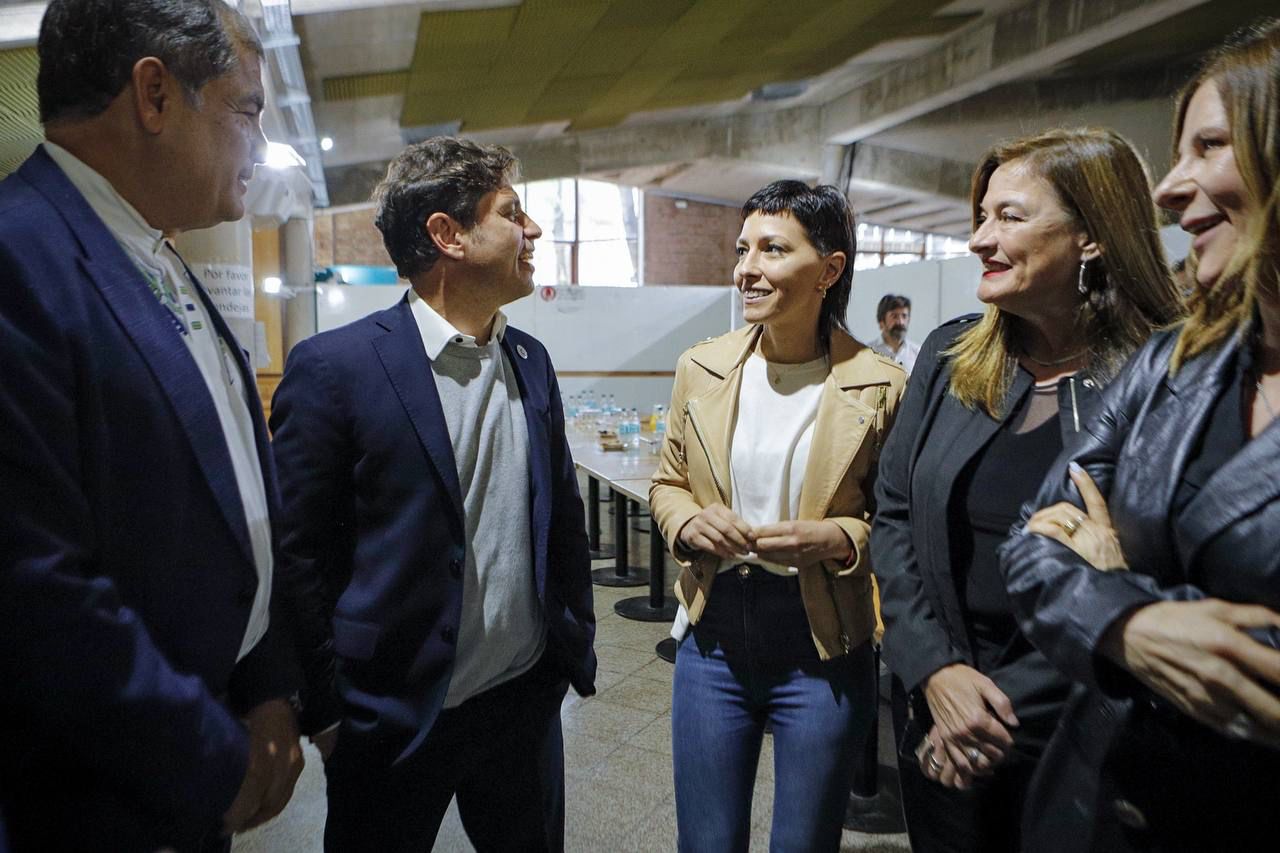 MAYRA MENDOZA JUNTO A RAFAEL CORREA Y AXEL KICILLOF EN LA PRESENTACIÓN DEL LIBRO “ECONOMÍA COMO IDEOLOGÍA DISFRAZADA DE CIENCIA”