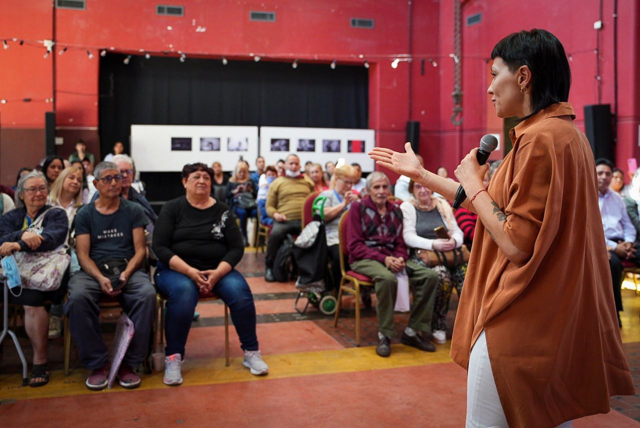 MAYRA EN FIRMA ESCRITURAS: “EN ESTOS ACTOS VEMOS LA IMPORTANCIA DE UN ESTADO PRESENTE QUE ACOMPAÑE EL ESFUERZO DE LAS FAMILIAS”