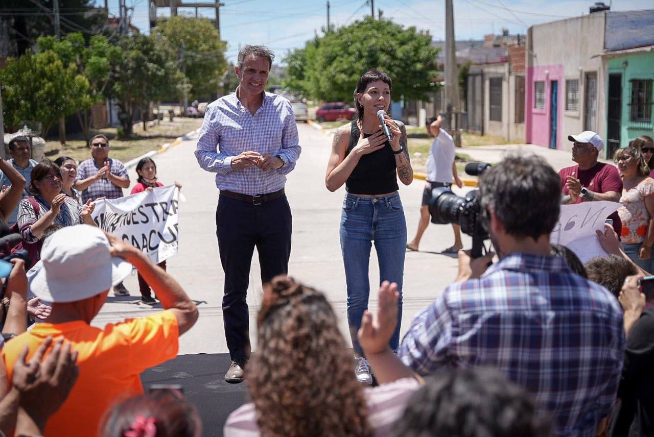 MAYRA Y KATOPODIS INAUGURARON LA REPAVIMENTACIÓN DE AVENIDA LA PLATA Y 72 CUADRAS DE ASFALTO EN EZPELETA