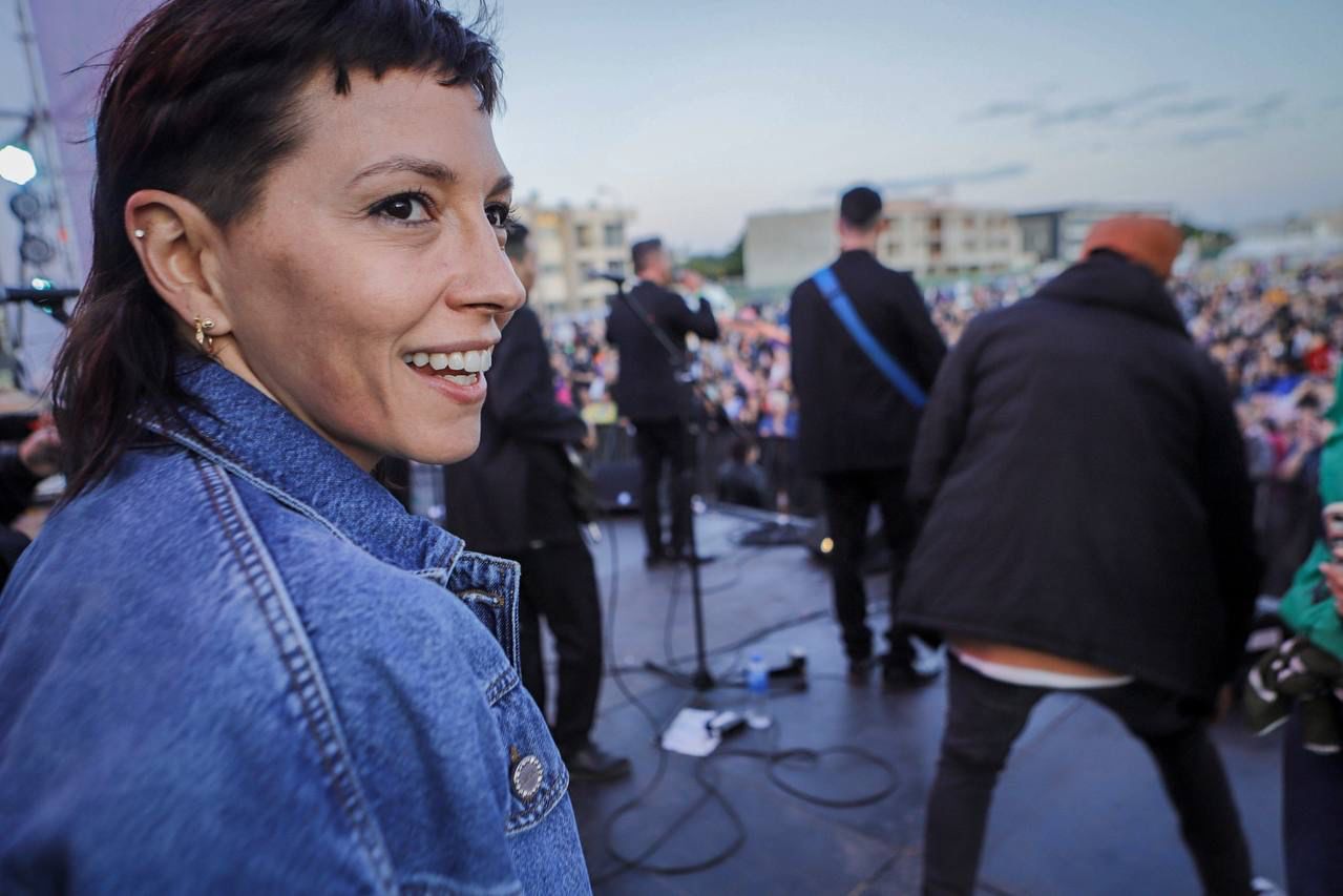 MAYRA JUNTO A MILES DE VECINOS Y VECINAS EN LOS FESTEJOS POR EL 93º  ANIVERSARIO DE DON BOSCO CON EL CIERRE DE LOS LEALES