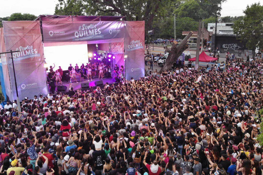 MAYRA JUNTO A UNA MULTITUD DE VECINOS Y VECINAS EN LOS FESTEJOS POR EL 107º ANIVERSARIO DE LA RIBERA DE QUILMES