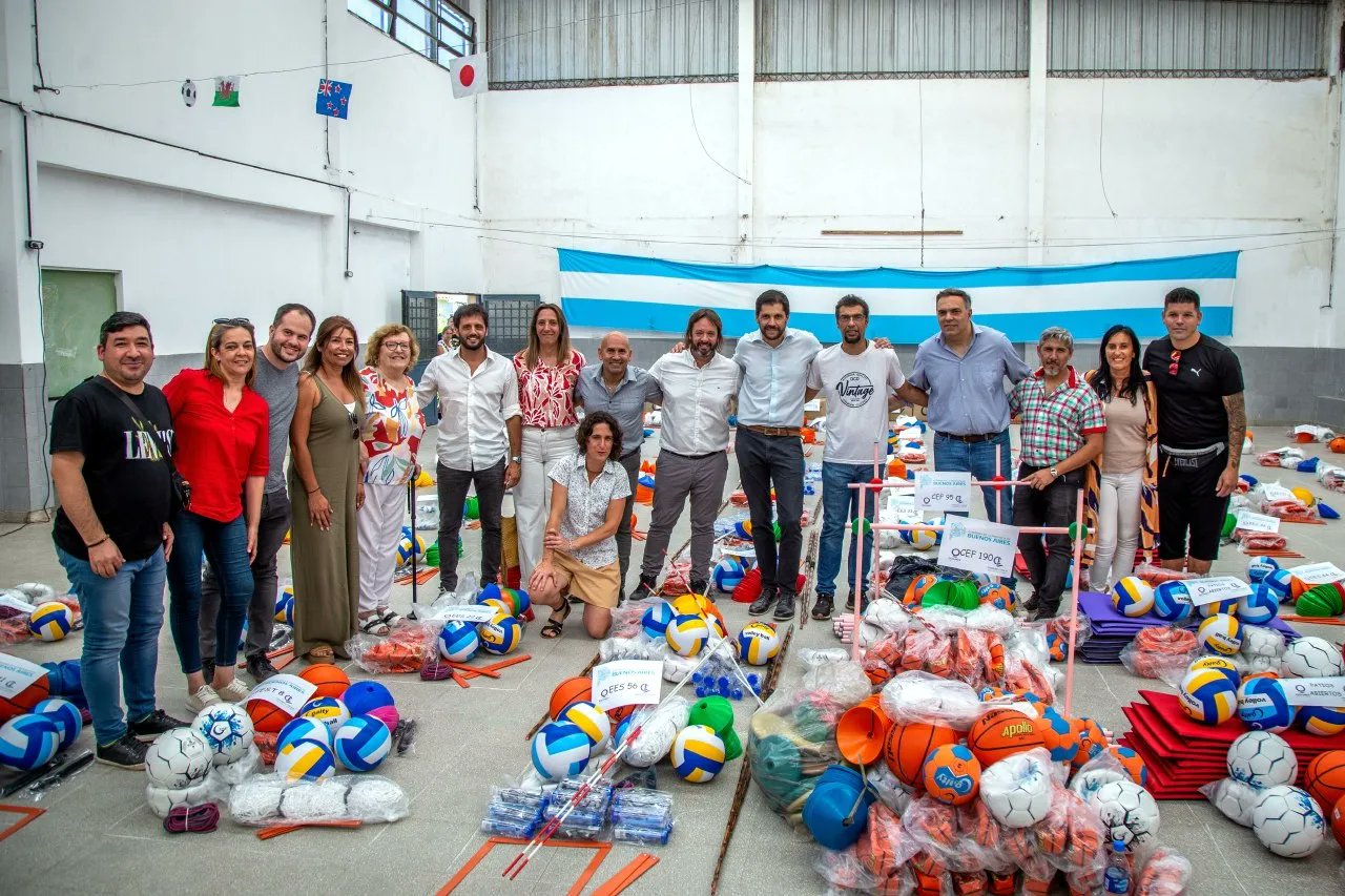 EL MUNICIPIO, EL CONSEJO ESCOLAR Y LA PROVINCIA ENTREGARON KITS DE MATERIALES DEPORTIVOS A MÁS DE 90 ESCUELAS SECUNDARIAS PÚBLICAS DEL DISTRITO