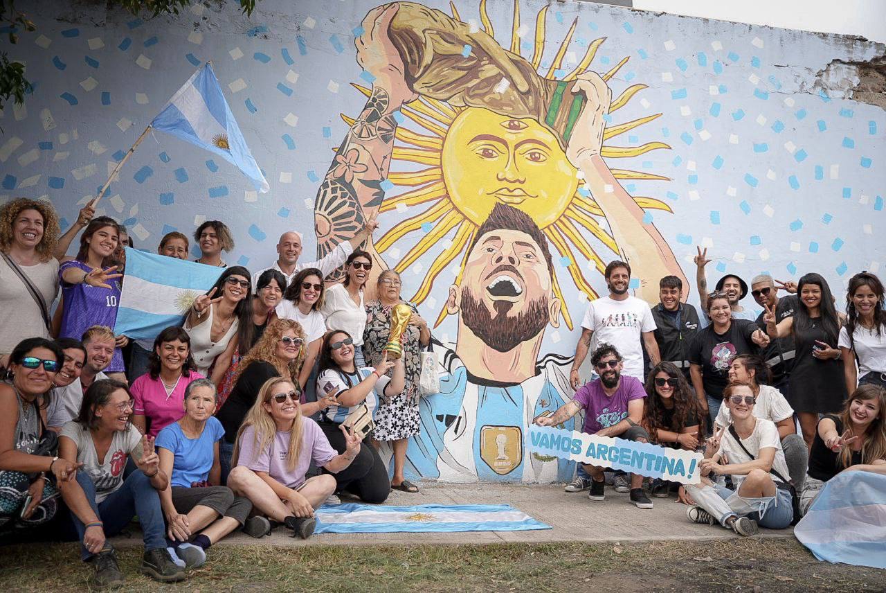 MAYRA INAUGURÓ EN QUILMES EL PRIMER MURAL DE LIONEL MESSI CON LA COPA DEL MUNDO