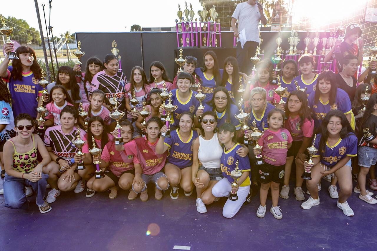 MAYRA LES ENTREGÓ TROFEOS A EQUIPOS DE LA LIGA SUREÑA Y DE LA DEL POLIDEPORTIVO MUNICIPAL DE FÚTBOL FEMENINO