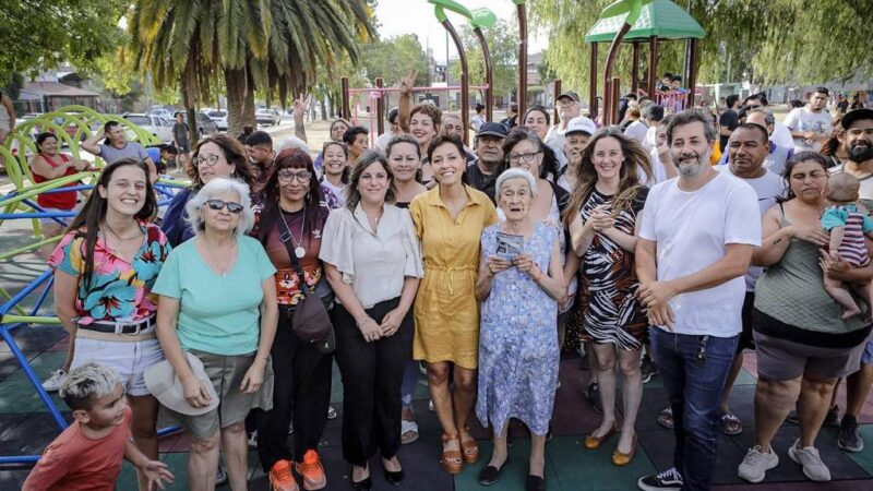 MAYRA RECORRIÓ LAS OBRAS DE UN NUEVO ESPACIO DE JUEGOS EN LA PLAZA SANTA MARÍA DE BERNAL OESTE