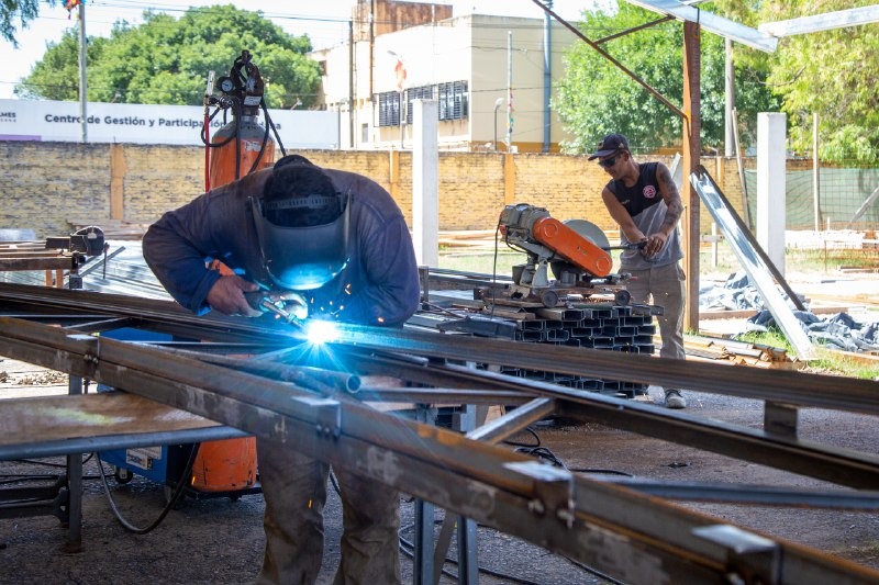 EL MUNICIPIO AVANZA CON LOS TRABAJOS DE CONSTRUCCIÓN Y PUESTA EN VALOR DE LOS ESTABLECIMIENTOS EDUCATIVOS DE QUILMES