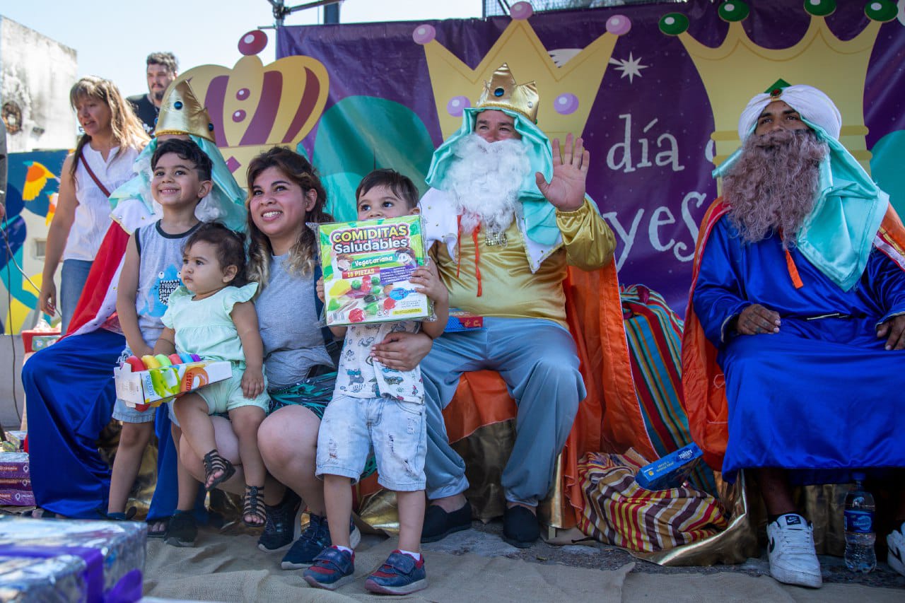 LOS REYES MAGOS ESTUVIERON PRESENTES EN DISTINTOS BARRIOS DE QUILMES