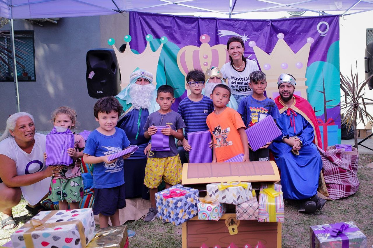 MAYRA JUNTO A LOS REYES MAGOS EN EL CIC LA MATERA