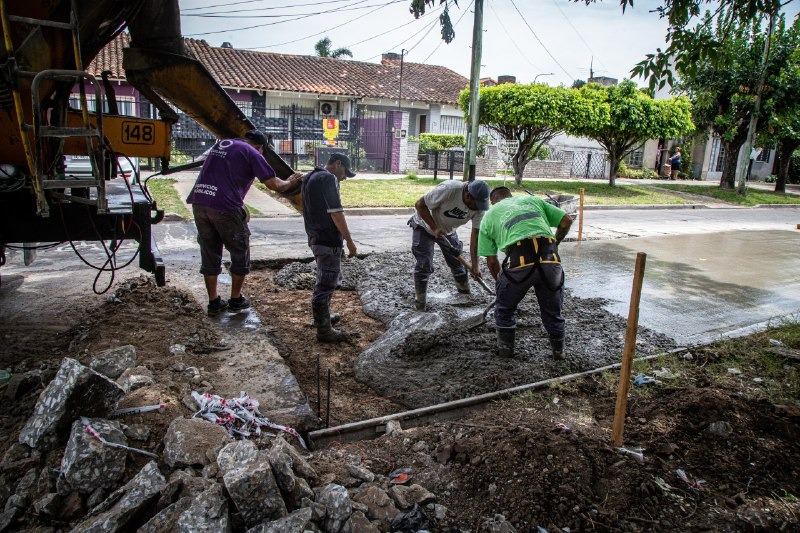 CONTINÚAN LAS OBRAS DE BACHEO EN CARPETA ASFÁLTICA Y HORMIGÓN EN DISTINTOS BARRIOS DE QUILMES