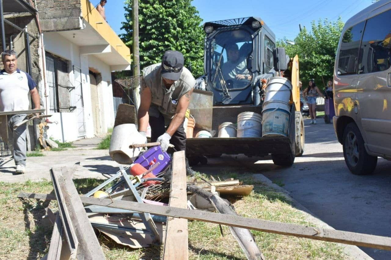 OPERATIVOS DE LIMPIEZA Y DE DESCACHARREO EN DISTINTOS BARRIOS