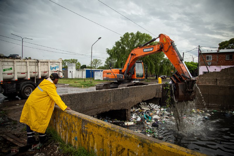 EL MUNICIPIO DE QUILMES REFORZÓ LAS TAREAS DE DESOBSTRUCCIÓN Y LIMPIEZA DE SUMIDEROS Y ARROYOS EN TODO EL DISTRITO