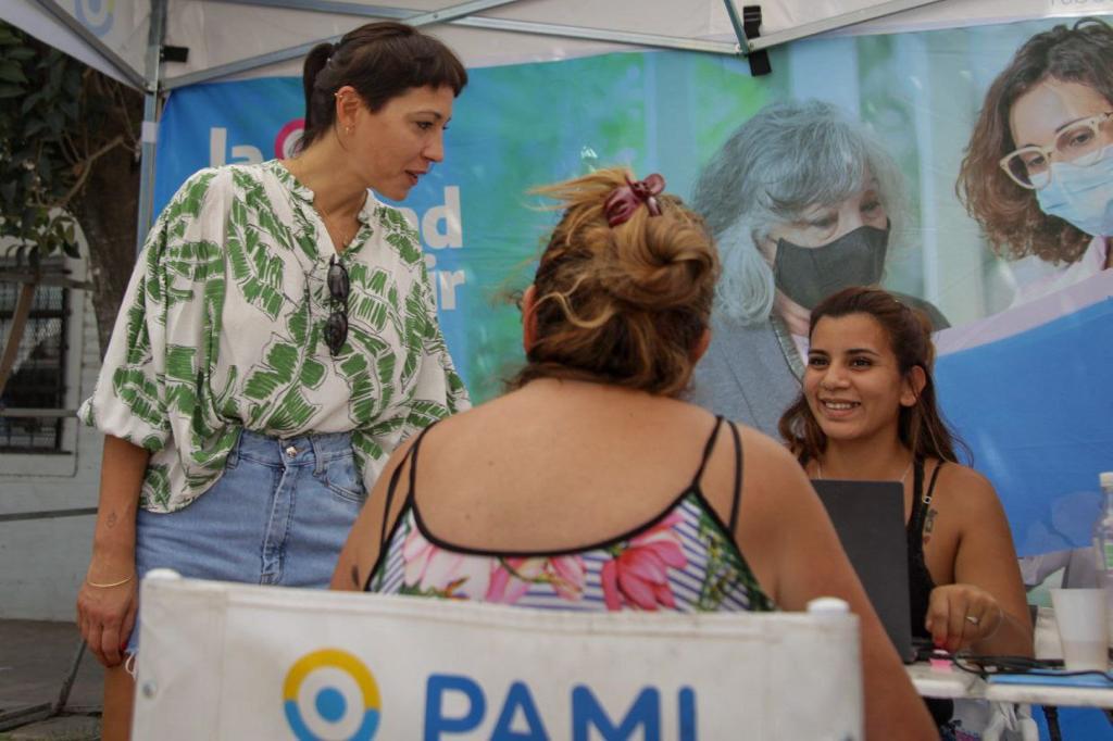 QUILMES CERCA: MAYRA ESTUVO JUNTO A LOS VECINOS QUE DENUNCIARON A EDESUR EN EL STAND DE LA DEFENSORÍA DEL PUEBLO MUNICIPAL