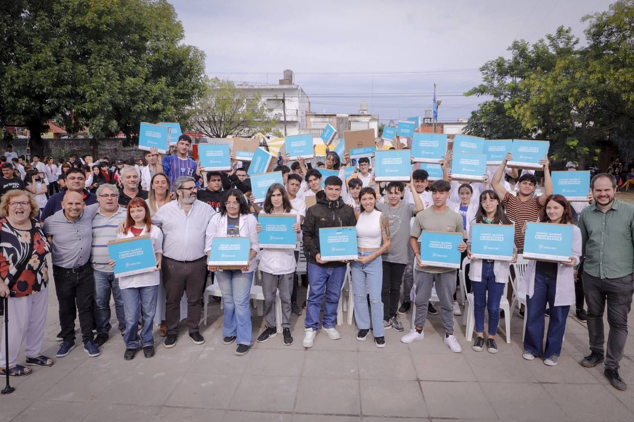 MAYRA ENTREGÓ 170 NETBOOKS A ESTUDIANTES DE LA SECUNDARIA Nº 2 DE SOLANO E INAUGURÓ NUEVAS AULAS