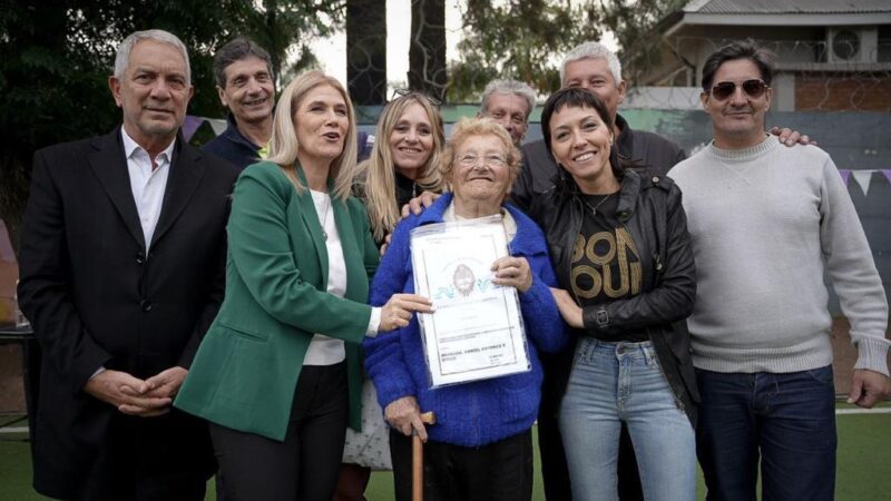 ESCRITURAS: MAYRA, MAGARIO Y EL MINISTRO ALAK ENTREGARON 226 TÍTULOS DE VIVIENDA A VECINOS DE QUILMES