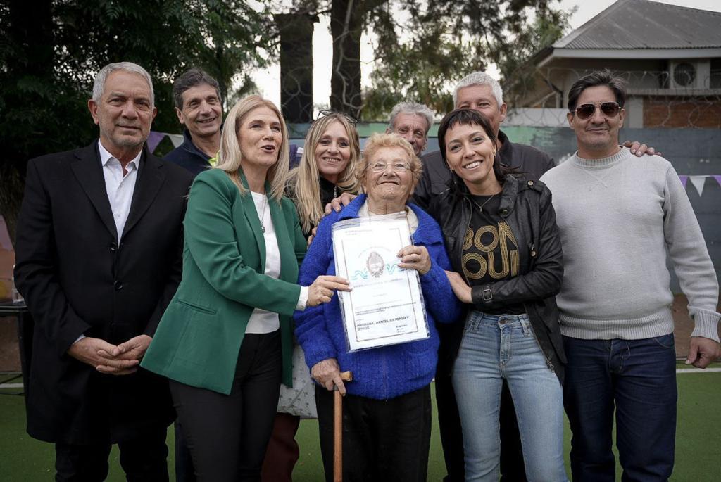 ESCRITURAS: MAYRA, MAGARIO Y EL MINISTRO ALAK ENTREGARON 226 TÍTULOS DE VIVIENDA A VECINOS DE QUILMES