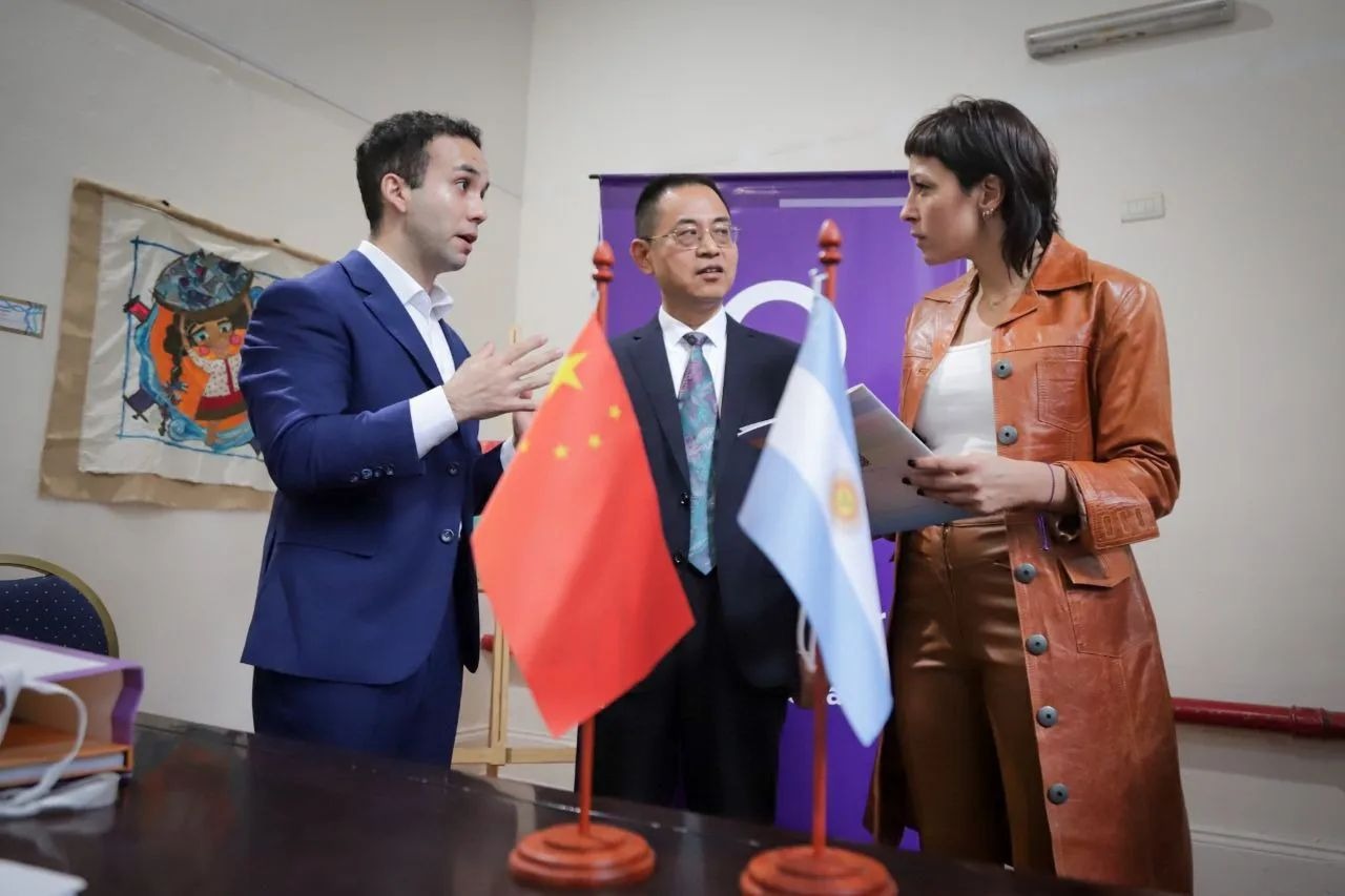 MAYRA SE REUNIÓ CON UNA DELEGACIÓN DE LA REPÚBLICA POPULAR CHINA