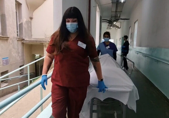 La Provincia incorporó el primer equipo de camilleras mujeres a un hospital