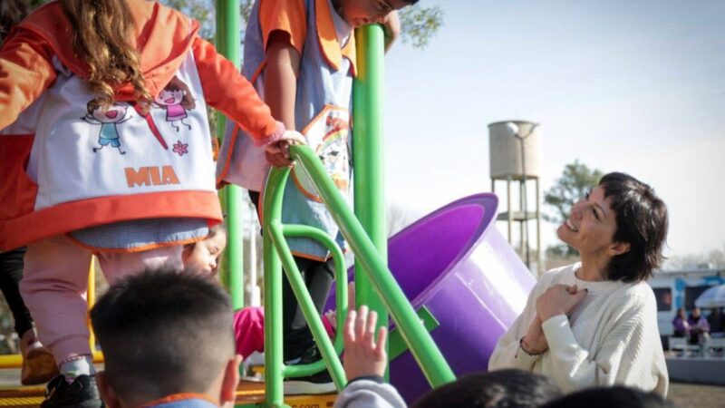 MAYRA INAUGURÓ LA PUESTA EN VALOR DE LA PLAZA DEL BARRIO LOS EUCALIPTUS Y RECORRIÓ UNA NUEVA JORNADA DEL QUILMES CERCA