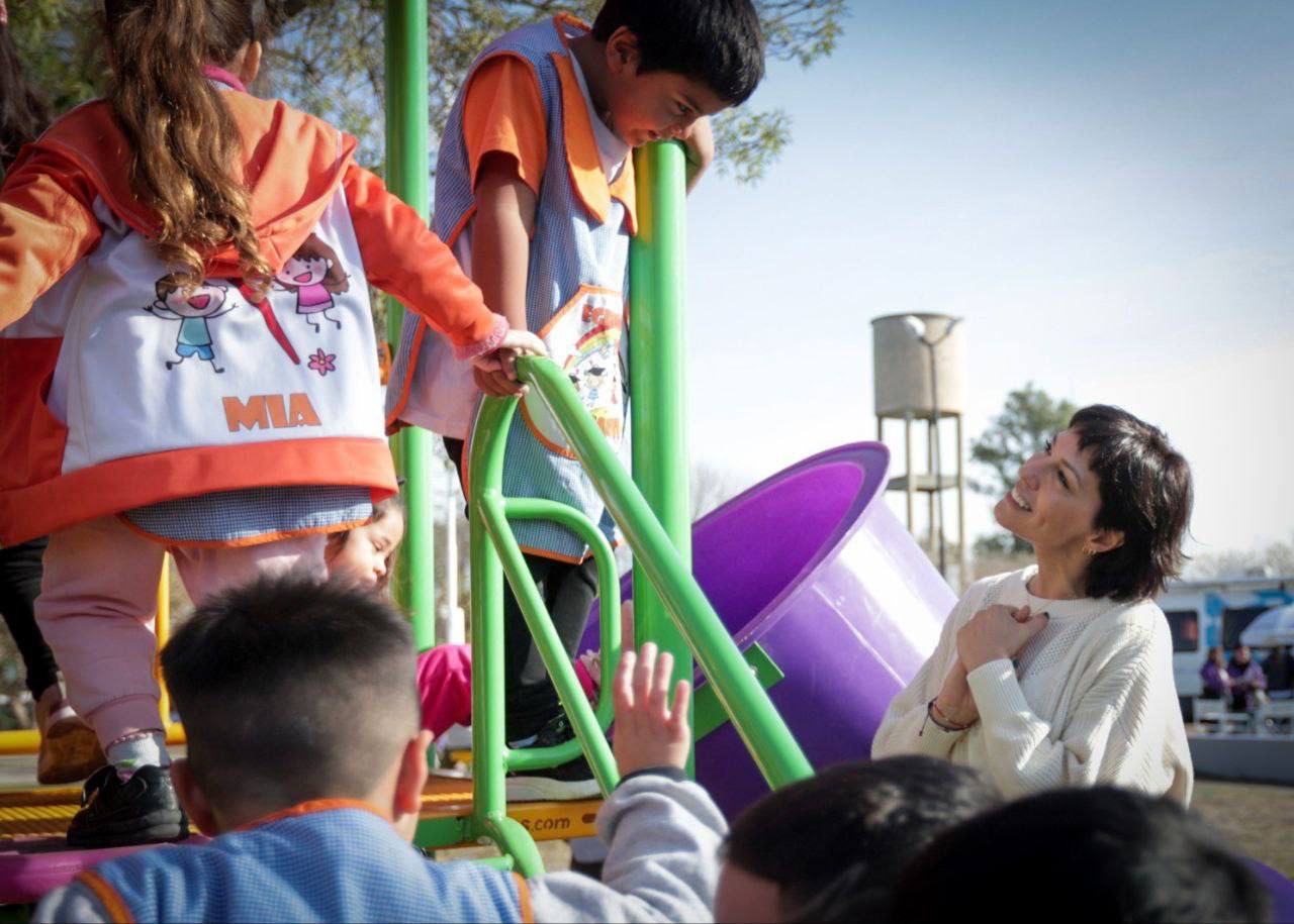 MAYRA INAUGURÓ LA PUESTA EN VALOR DE LA PLAZA DEL BARRIO LOS EUCALIPTUS Y RECORRIÓ UNA NUEVA JORNADA DEL QUILMES CERCA