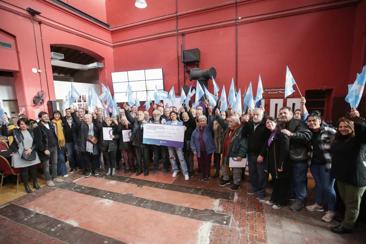 DÍA DE LA BANDERA: MAYRA COMPARTIÓ UN DESAYUNO CON PERSONAS MAYORES Y ENTREGÓ SUBSIDIOS A 12 CJYP