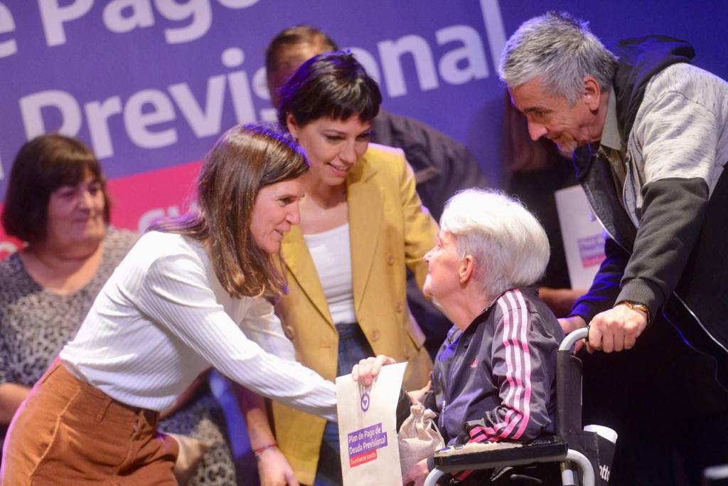 MAYRA Y FERNANDA RAVERTA ENTREGARON MÁS DE 650 RESOLUCIONES JUBILATORIAS A PERSONAS MAYORES DE QUILMES