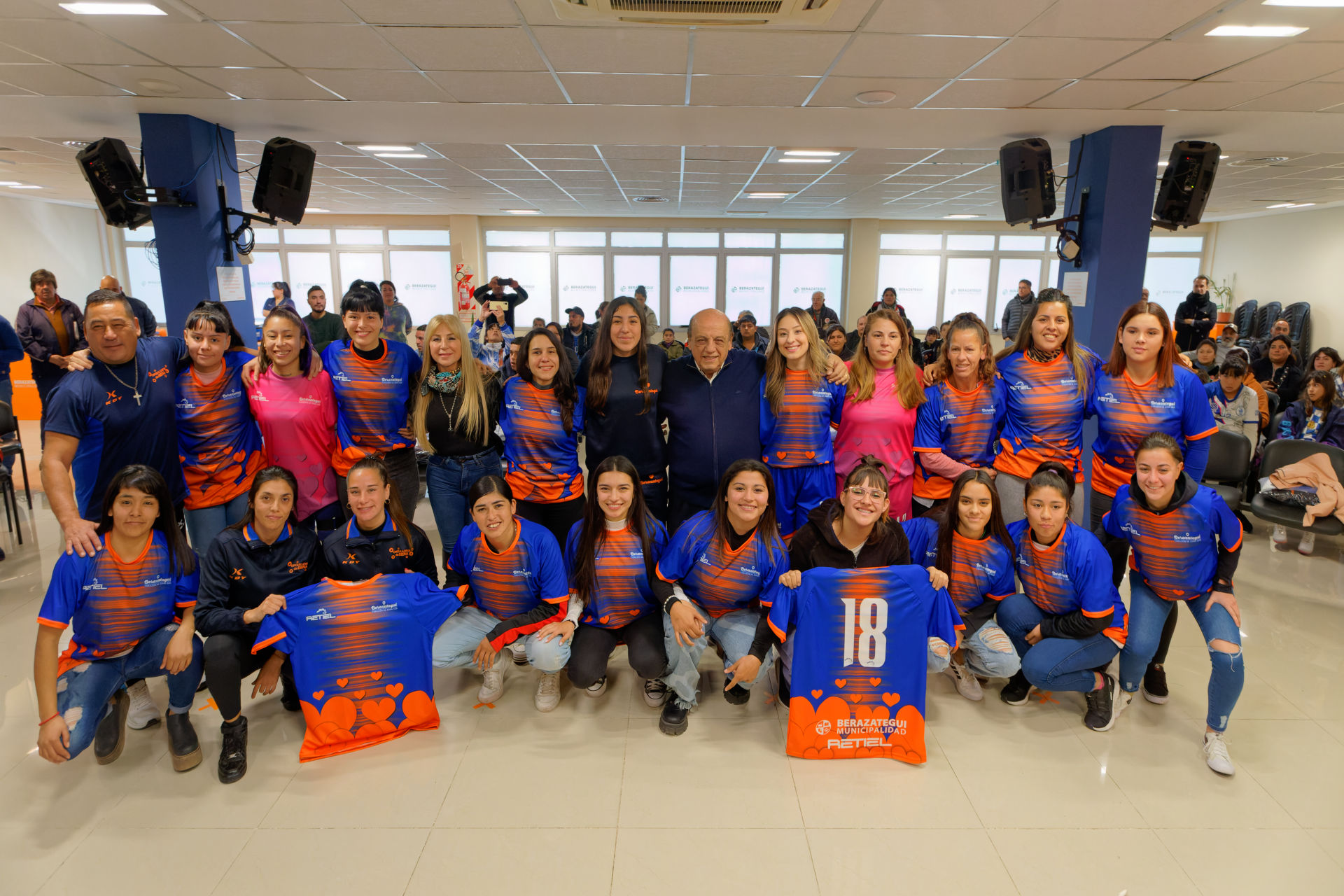 MUSSI ENTREGÓ INDUMENTARIA AL SELECCIONADO FEMENINO DE FÚTBOL DE BERAZATEGUI