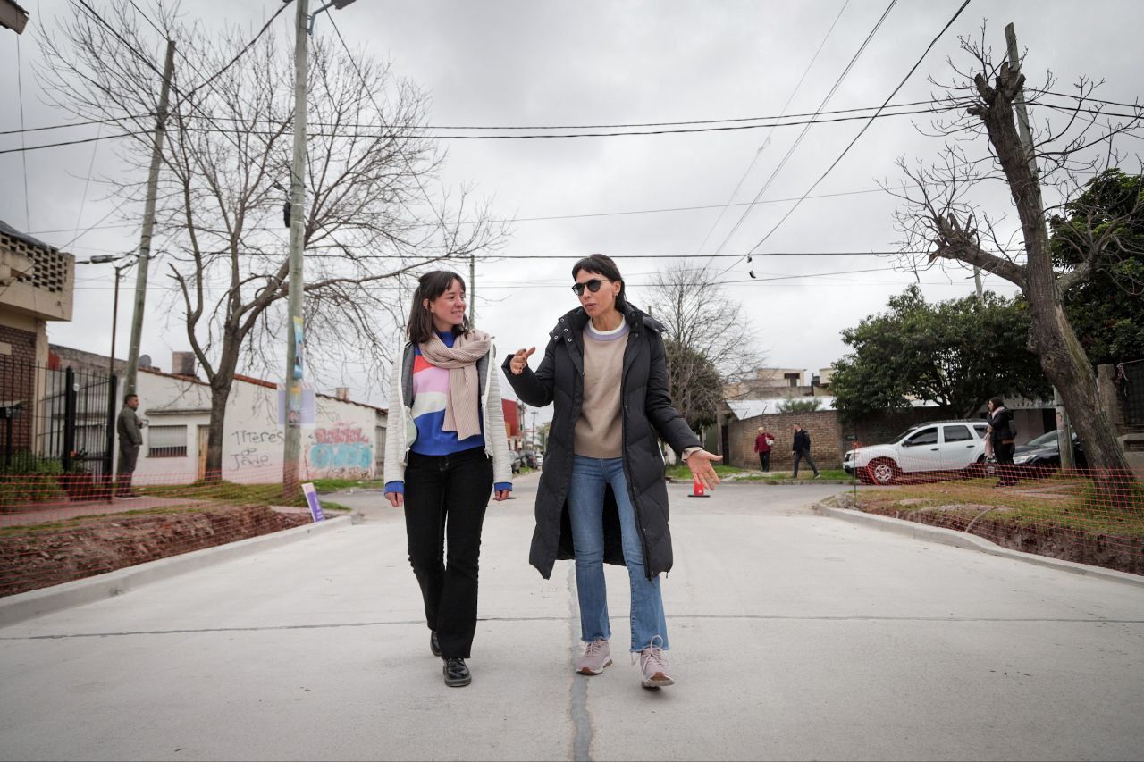 MAYRA RECORRIÓ OBRAS DE PAVIMENTO Y SE REUNIÓ CON VECINOS DEL BARRIO SAN SEBASTIÁN DE BERNAL OESTE