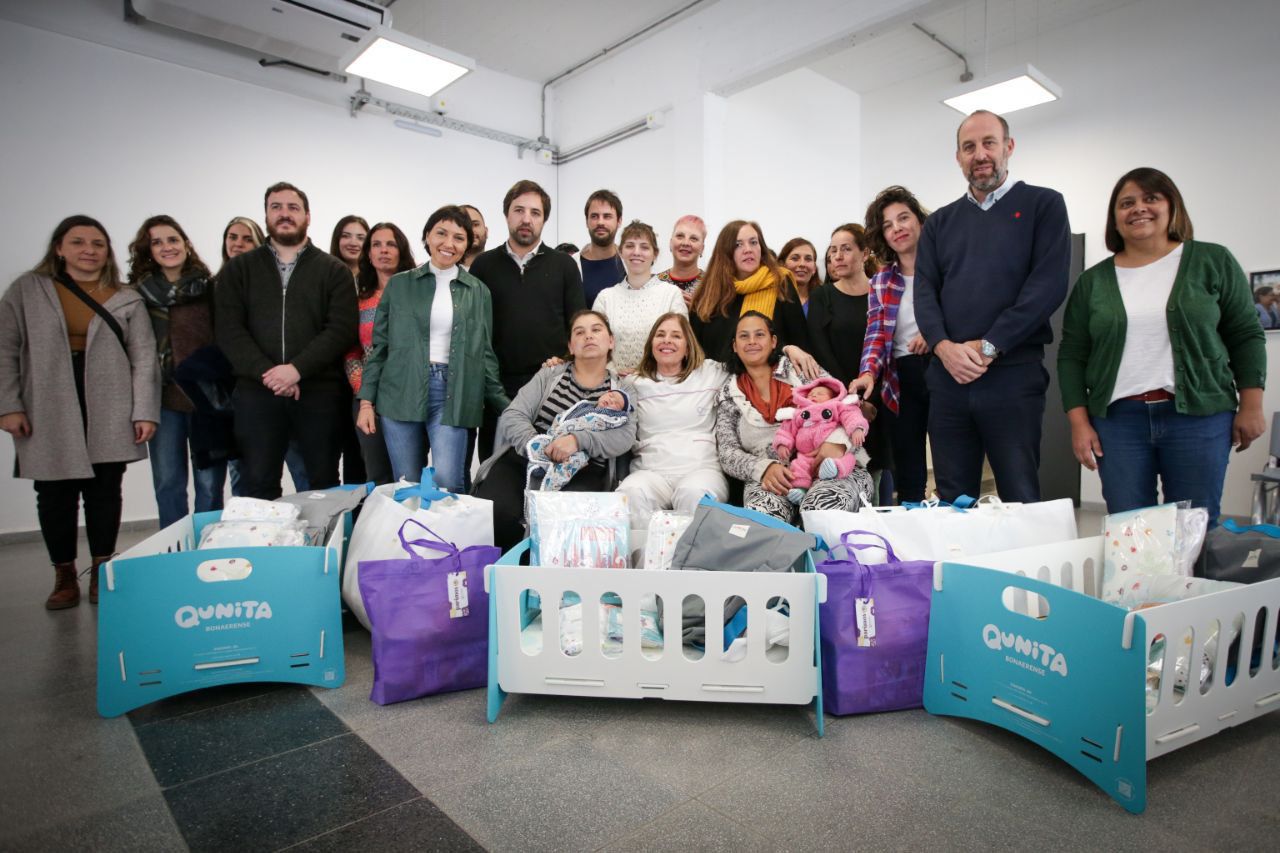 MAYRA Y KREPLAK ENTREGARON KITS DEL PROGRAMA QUNITA BONAERENSE A FAMILIAS QUILMEÑAS