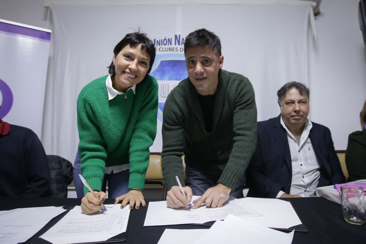 MAYRA SE REUNIÓ CON AUTORIDADES DE LA UNIÓN NACIONAL DE CLUBES DE BARRIO PARA FORTALECER POLÍTICAS A FAVOR DE LAS INSTITUCIONES QUILMEÑAS