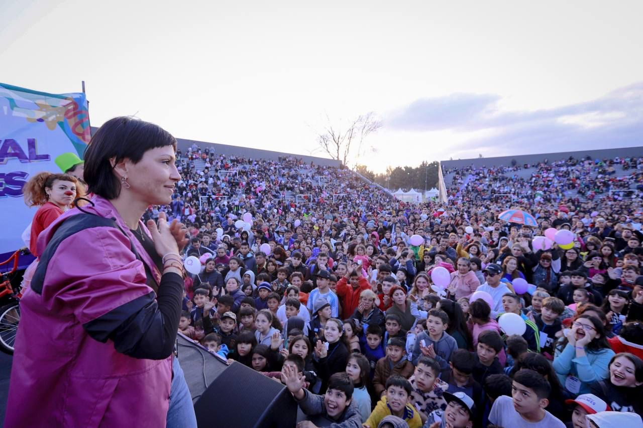 MAYRA CELEBRÓ EL DÍA DE LAS NIÑECES JUNTO A MILES DE CHICAS, CHICOS Y FAMILIAS EN EL POLIDEPORTIVO REINALDO GORNO