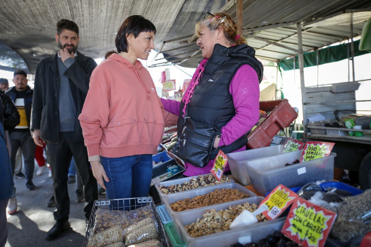 MAYRA RECORRIÓ EL BARRIO LA PAZ Y DIALOGÓ CON VECINOS, FERIANTES Y COMERCIANTES
