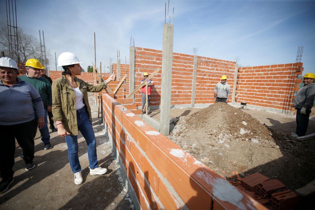 MAYRA RECORRIÓ OBRAS Y CHARLÓ CON VECINOS Y VECINAS EN QUILMES OESTE