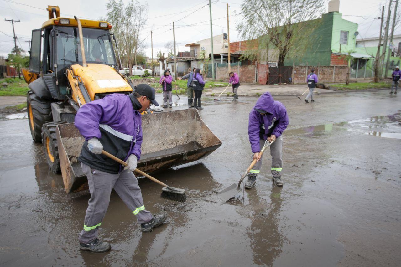 MAYRA SUPERVISÓ EN EL BARRIO EL TALA UNO DE LOS DISTINTOS OPERATIVOS DE LIMPIEZA QUE SE REALIZARON EN LA CUENCA DE LOS ARROYOS DEL OESTE