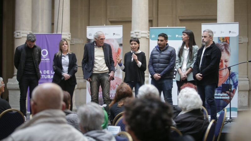 MAYRA JUNTO A MÁS DE 50 PERSONAS MAYORES EN UN TALLER DE INCLUSIÓN DIGITAL